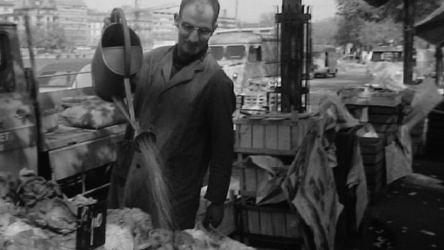 Marchand de primeurs au marché de Plainpalais, Genève, 1968. [RTS]