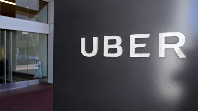 Le logo d'Uber devant le siège de l'entreprise à San Francisco. [Eric Risberg - Keystone]