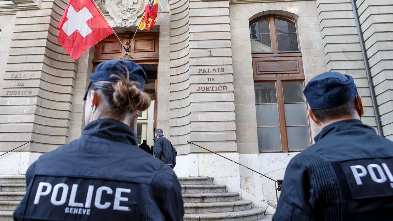 Des gendarmes de la police genevoise sont devant le palais de justice pour l'ouverture du nouveau procès de Fabrice A., meurtrier présumé d'Adeline devant le Tribunal criminel, ce lundi 15 mai 2017 à Genève. [Keystone]