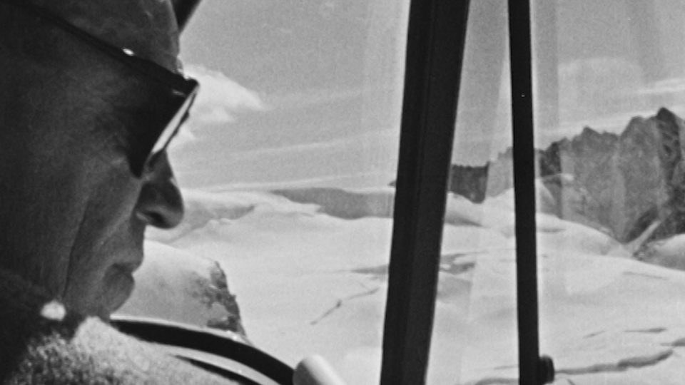 Le pilote des glaciers Hermann Geiger en 1958. [RTS]