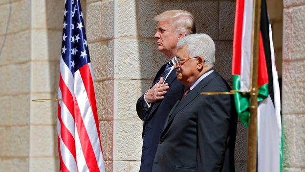Donald Trump a rencontré Mahmoud Abbas en Cisjordanie occupée - RTS.ch