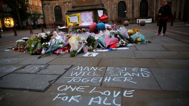 Des fleurs en hommage aux victimes de l'attaque au Manchester Arena ont été déposées au centre-ville. [Stefan Wermuth - Reuters]