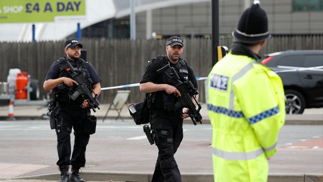 Policiers déployés autour du Manchester Arena, le 24 mai. [Peter Nicholls - Reuters]