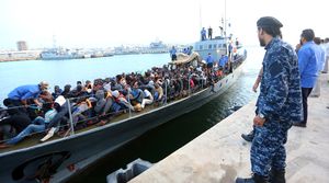Des migrants, secourus par les garde-côtes libyens, arrivent sur une base navale à Tripoli.