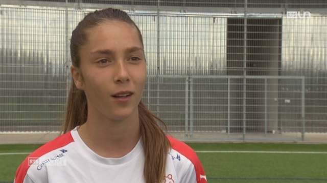 Le mag: une jeune footballeuse prometteuse a intégré académie de foot en Suisse [RTS]