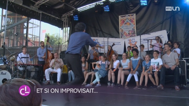 Un chef d’orchestre coordonne un concert totalement improvisé à Lausanne [RTS]