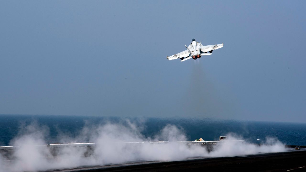 Un bombardier américain prend son envol depuis un porte-avion.  [Petty Officer 3rd class Nathan T. BEARD - AFP]