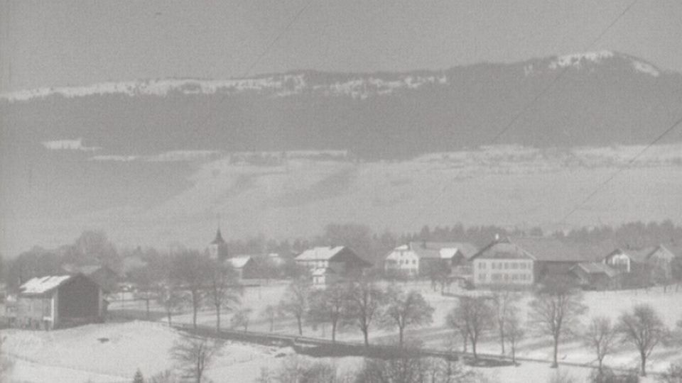 Le village d'Engollon à Val-de-Ruz en 1962. [RTS]
