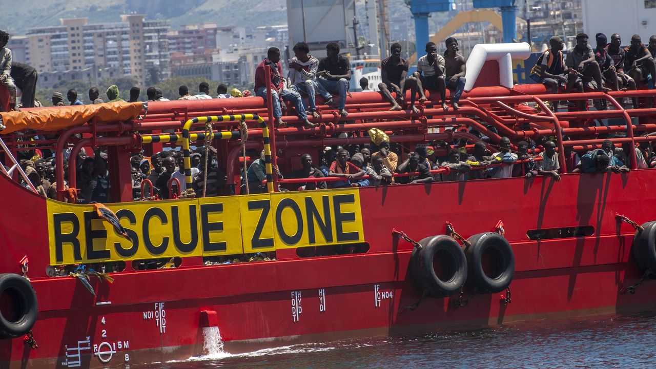 Un bateau de sauvetage arrive dans le port sicilien de Palerme, le 28 mai dernier, avec 1000 personnes à bord et le cadavre de 7 migrants. [Antonio Melita  - AFP]