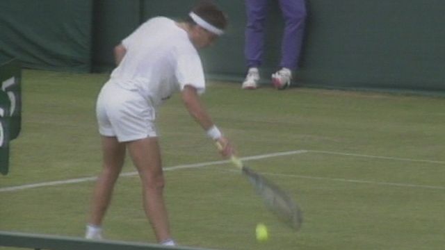 Mikael Pernfors s'entraîne à Wimbledon en 1989. [RTS]