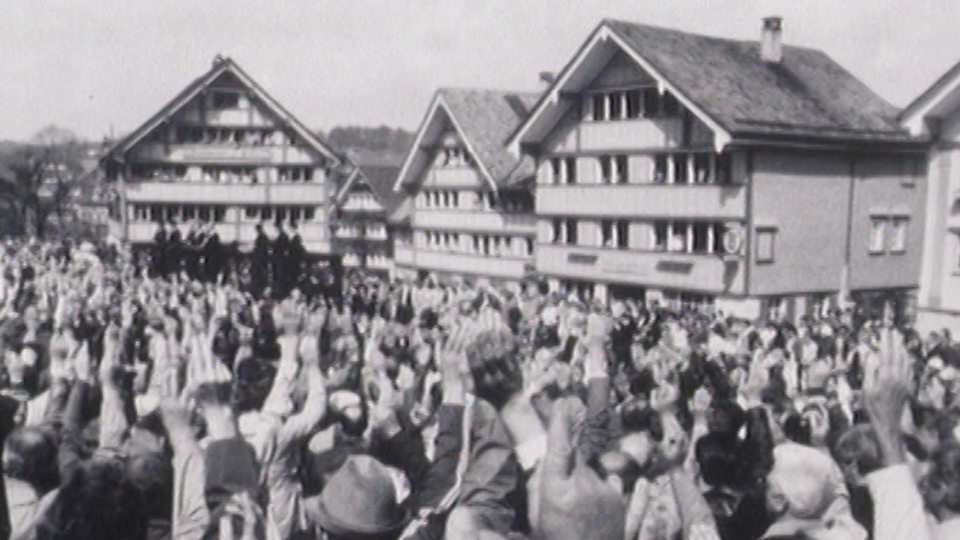 En 1988, seuls les hommes votent à la Landsgemeinde d'Appenzell. [RTS]