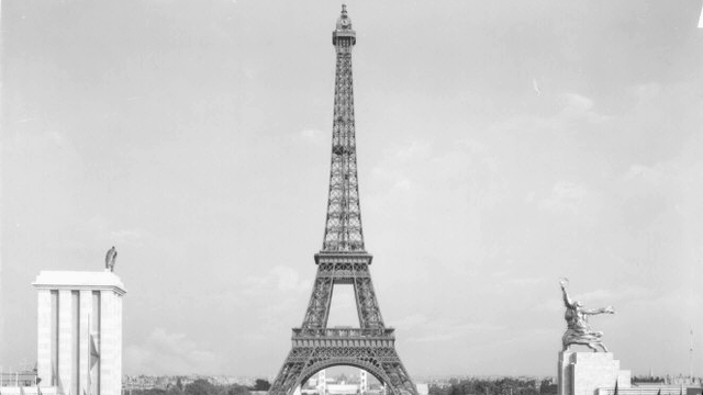 La Tour Eiffel lors de l'exposition internationale des arts et techniques à Paris en 1937. [BnF/Gallica]