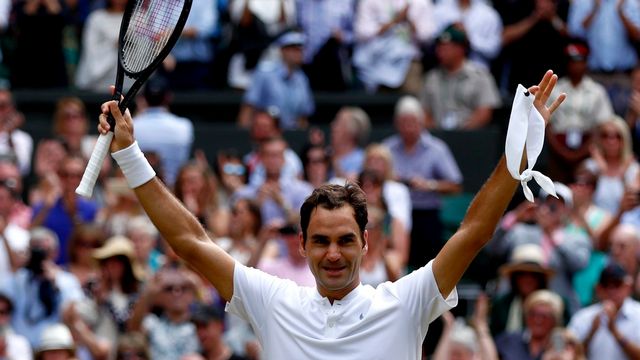 Roger Federer est le maître des lieux à Wimbledon après sa 8e victoire. [Nic Bothma - Keystone]
