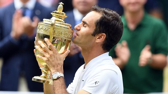 Roger Federer est le maître des lieux à Wimbledon après sa 8e victoire. [Facundo Arrizabalaga - Keystone]