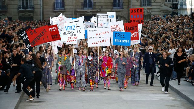 Des mannequins ont défilé avec des slogans féministes à la fashion week 2014 de Paris. [Francois Mori - Keystone]