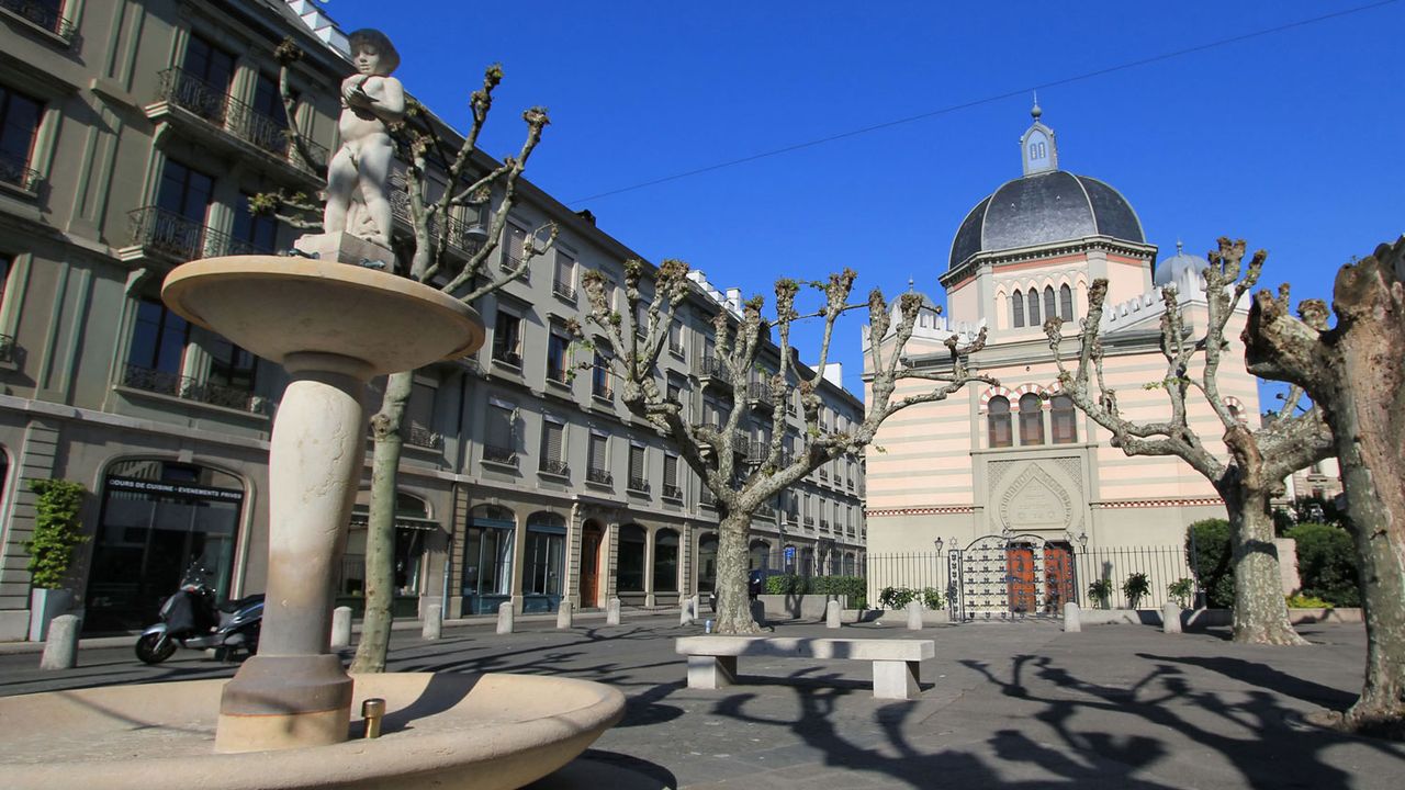 Trois jeunes avaient posés devant la synagogue à Genève en faisant le geste de la "quenelle". [Elenarts - Fotolia]