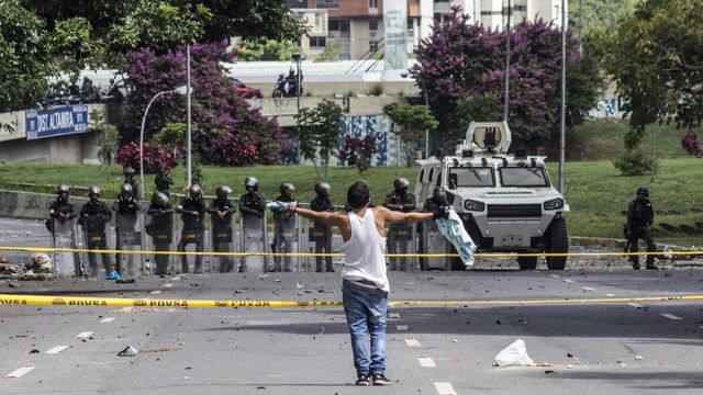 Manifestant face aux forces de l'ordre à Caracas, 20.07.2017. [Nathalie Sayago - EPA/Keystone]