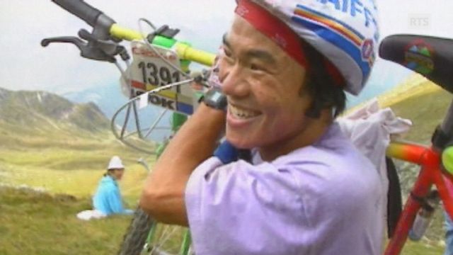 Un concurrent porte son vélo lors du Grand Raid 1991. [RTS]