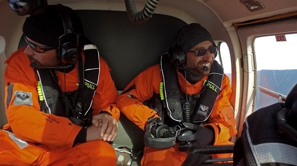 1er février 2017 - Bastien Confino (à droite) embarque dans l’hélicoptère de l’ACE Expedition pour un survol des icebergs de l’Antarctique.