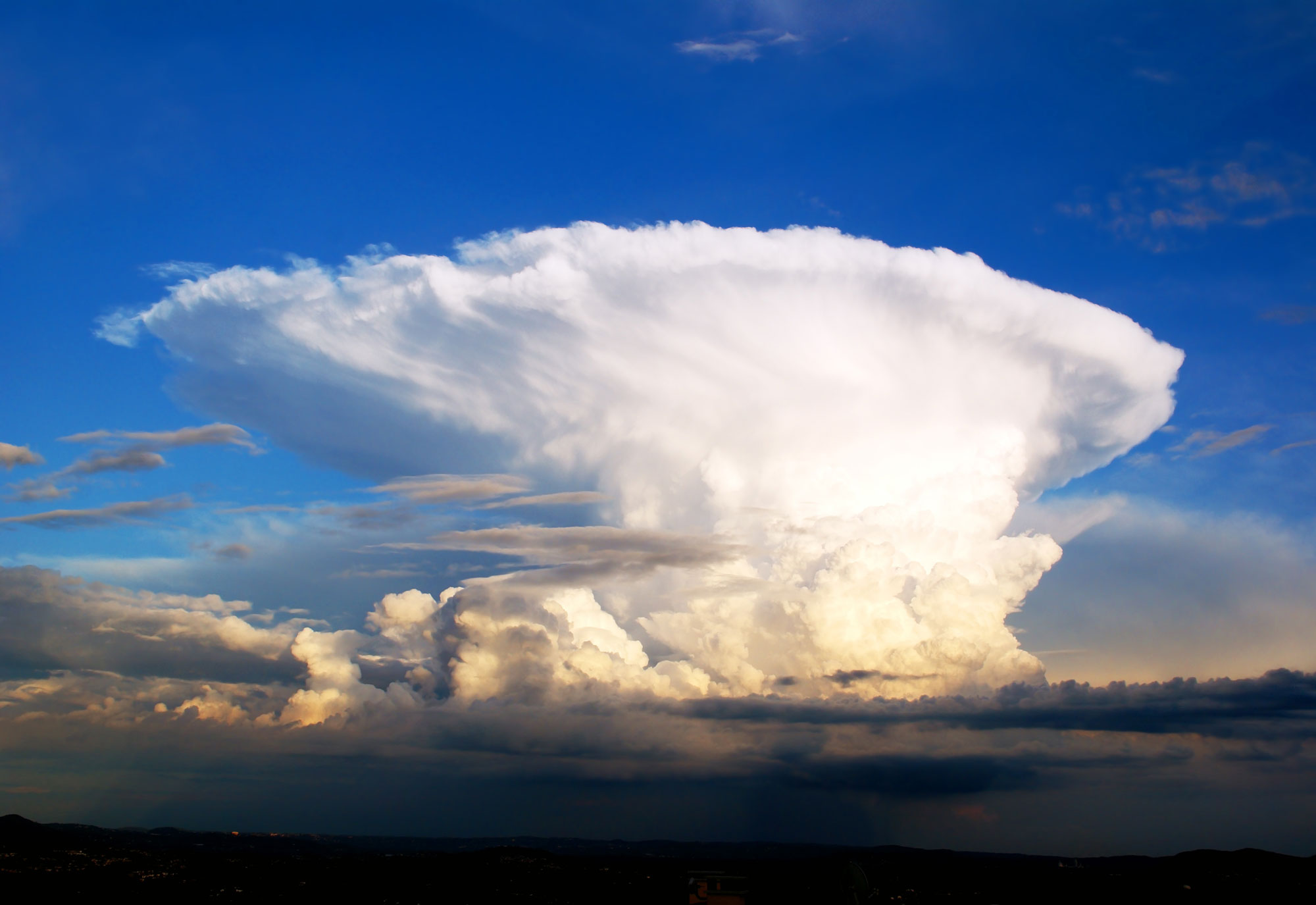 Un cumulonimbus, le nuage qui présente la plus grande extension verticale.