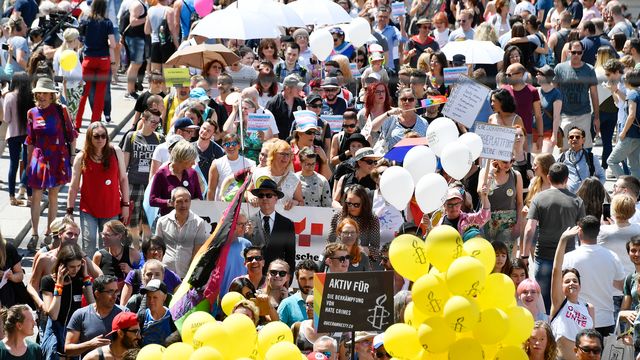 La pride (ici à Zurich en juin dernier) devient un rendez-vous incontournable pour les politiques. [Walter Bieri - Keystone]