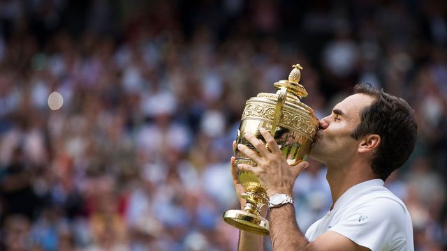 Roger Federer embrasse la trophée du tournoi de Wimbledon en juillet 2017.
Peter Klaunzer
Keystone [Peter Klaunzer - Keystone]