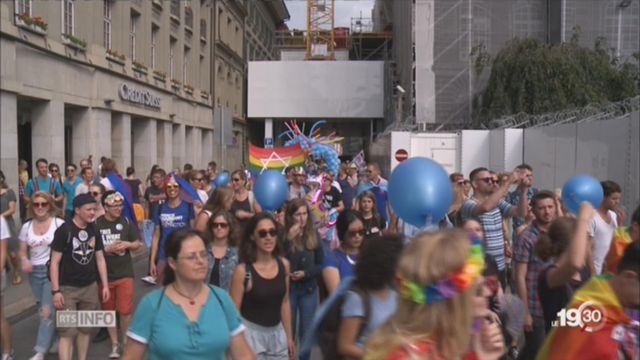 Défilé haut en couleurs à Berne pour la Gay Pride [RTS]