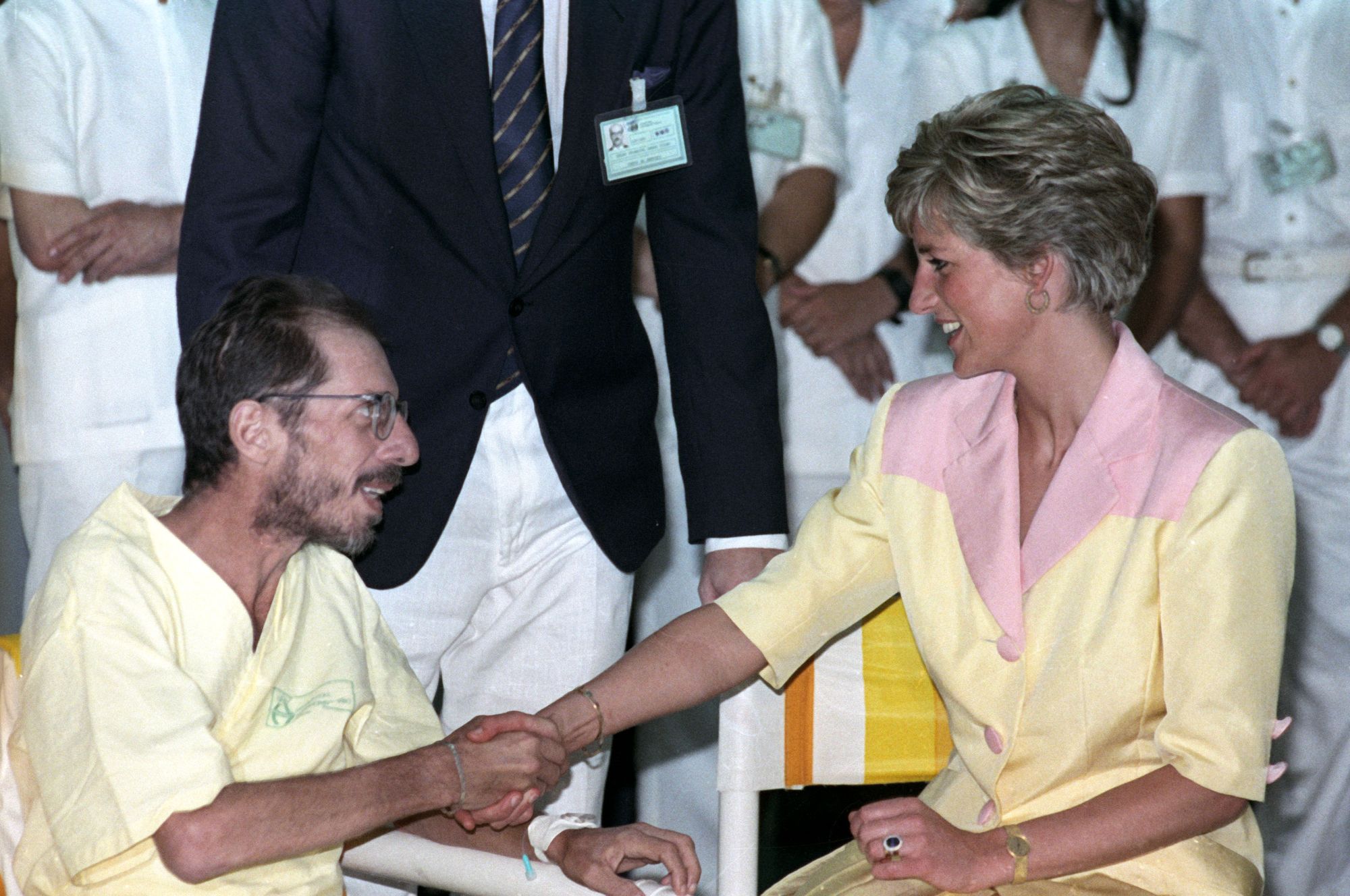 La princesse Diana serre la main d'un patient atteint du virus du Sida.