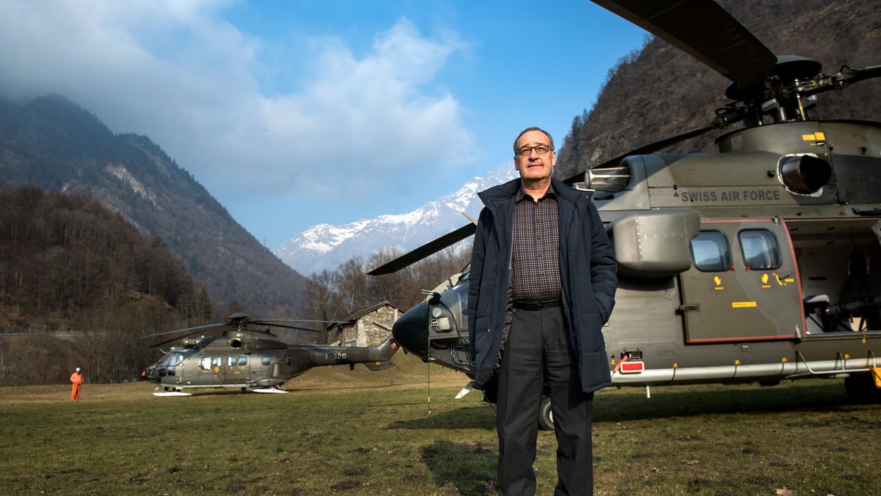 Le conseiller fédéral Guy Parmelin devant un Super Puma des Forces aériennes suisses dans les Grisons en décembre 2016. [Ti-Press/Gabriele Putzu - Keystone]