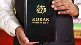 Une édition allemande du Coran présentée dans une mosquée de Zurich. [Alessandro Della Bella - Keystone]