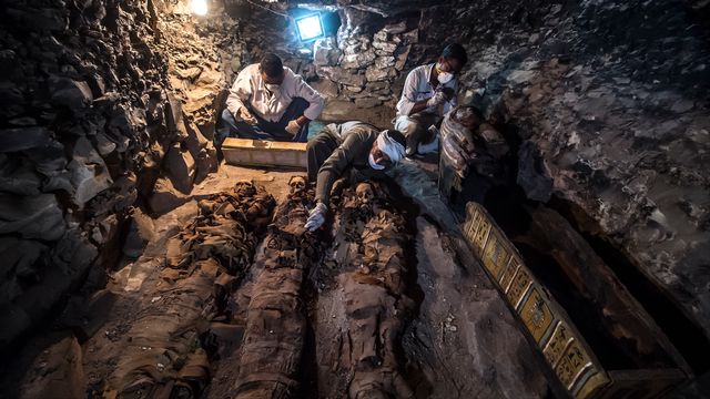 Les archéologues ont découvert plusieurs momies dans la nécropole égyptienne de Draa Aboul Naga, près de Louxor. [Khaled Desouki - AFP]