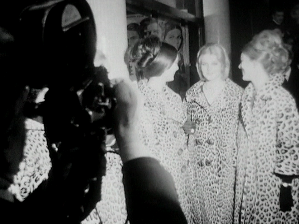 Des manteaux de circonstance pour la première du film de Visconti "Le guépard", au Plaza de Genève en 1963. [RTS]