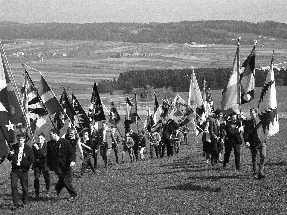 Au printemps 1963 une grande marche de la jeunesse aux Geneveys-sur-Coffrane. [Bibliothèque de la Ville, La Chaux-de-Fonds, Département audiovisuel]