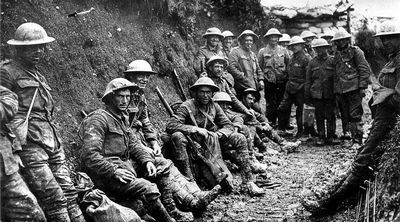 Soldats irlandais dans une tranchée, les premiers jours de la bataille de la Somme, juillet 1916. [Ann Ronan - Picture Library / Photo12 / AFP]