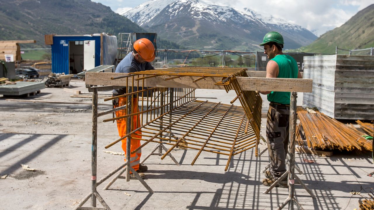 Des ouvriers sur un chantier à Andermatt. [Alexandra Wey - Keystone]