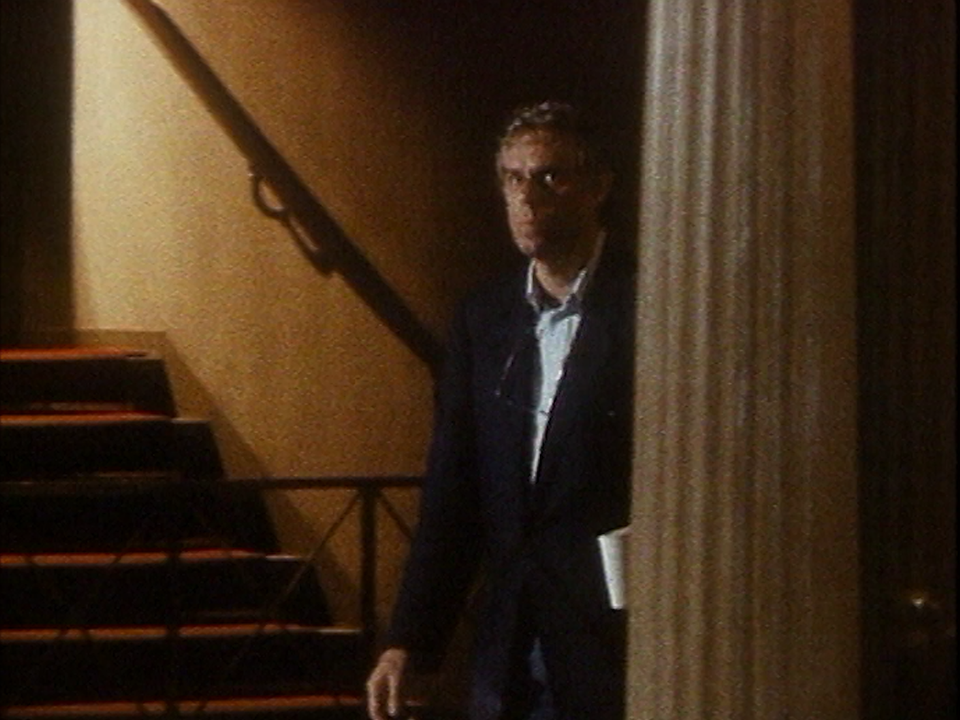 Jean-Luc Bideau dans les couloirs de la Comédie-Française, 1989. [RTS]