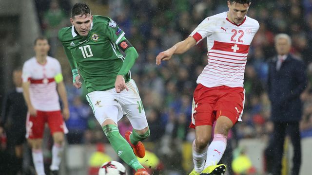 Le Suisse Fabian Schar dispute la balle à l'Irlandais Kyle Lafferty en 2018. [Paul Faith - AFP]