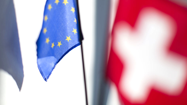 Le drapeau européen et celui de la Suisse. [Gaëtan Bally - Keystone]