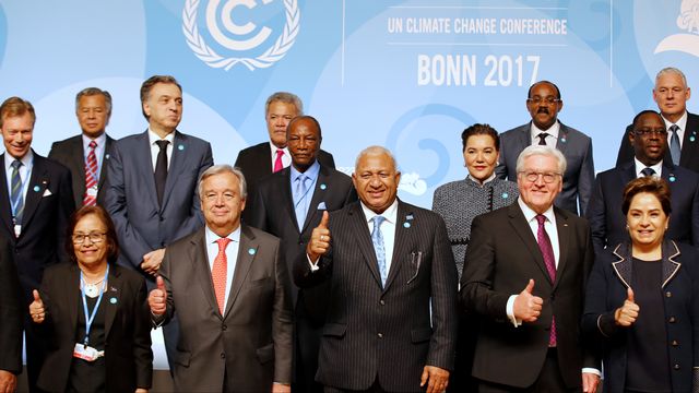 Photo de famille durant la COP23 à Bonn, avec au centre, le Premier ministre fidjien Frank Bainimarama, président de la conférence. [Wolfgang Rattay - Reuters]