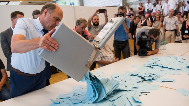 Dépouillement dans un bureau de vote de Moutier, le 18 juin 2017. [Jean-Christophe Bott - Keystone]