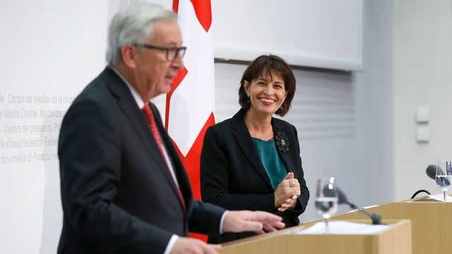 Jean-Claude Juncker et Doris Leuthard devant la presse à Berne, 23.11.2017. [Peter Klaunzer - EPA/Keystone]