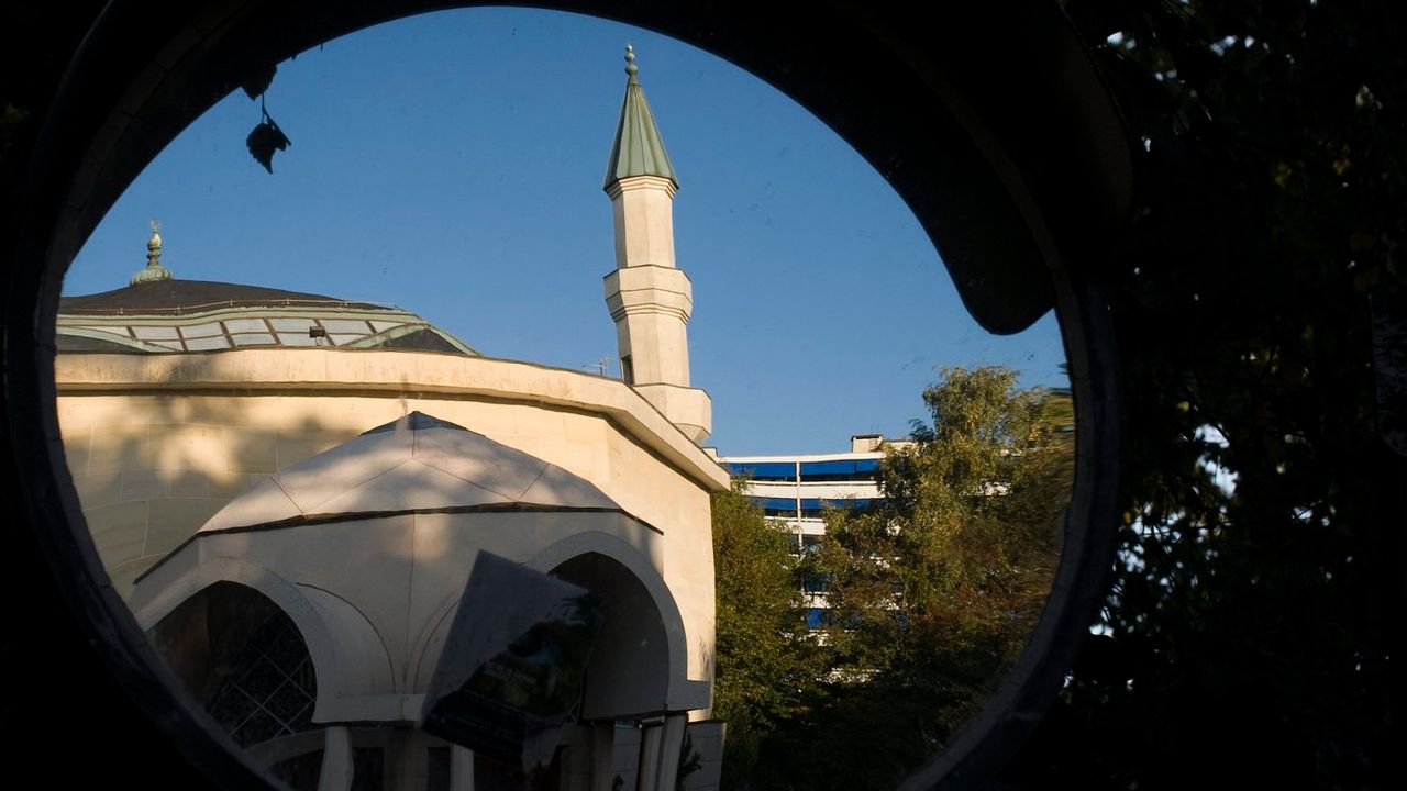 Le reflet dans un miroir du minaret de la mosquée du Petit-Saconnex. [Laurent Gillieron - Keystone]