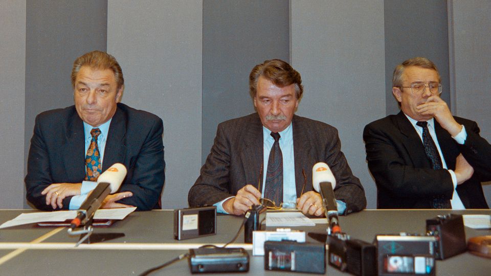 La mine noire des conseillers fédéraux Jean-Pascal Delamuraz, René Felber et Arnold Koller, le 06.12.1992. [Rolf Schertenleib - Keystone]