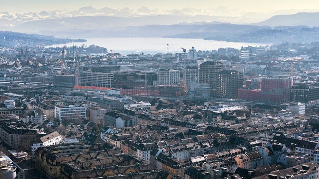 Vue de la ville de Zurich depuis le silo à grain de l'entreprise Swissmill. [Christian Beutler - Keystone]