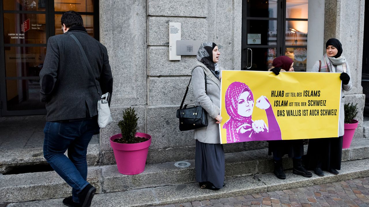 Des femmes du Conseil central islamique suisse manifestent devant le Grand Conseil valaisan contre l'initiative dite "tête nue". [Jean-Christophe Bott - Keystone]