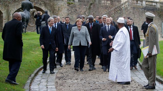 Au premier rang, les dirigeants italien, allemand et français avec face à eux, de dos, le président malien Ibrahim Boubacar Keita, le 13 décembre à Saint-Cloud, près de Paris. [PHILIPPE WOJAZER  - AFP]