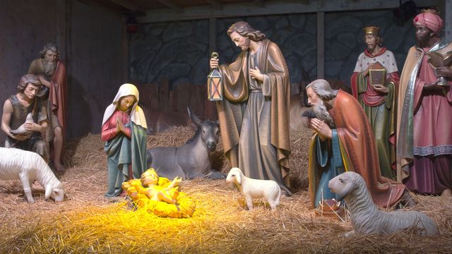 La vierge Marie et les apôtres prient l'arrivée du petit Jésus le soir de Noël. [RG - Fotolia]