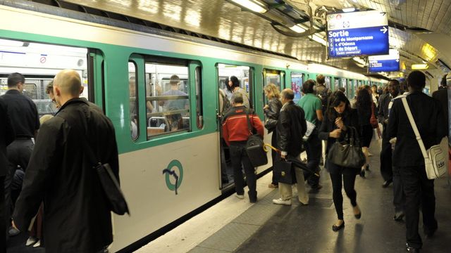 Des passagers montent à bord du métro à la gare Montparnasse, à Paris, en 2010. [EPA/HORACIO VILLALOBOS - Keystone]