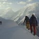 Après trois ans d'entraînements intensifs, 5 jeunes alpinistes, leur guide Denis Burdet et une assistance médicale se rendent en Chine pour vivre leur aventure en haute montagne. [RTS]