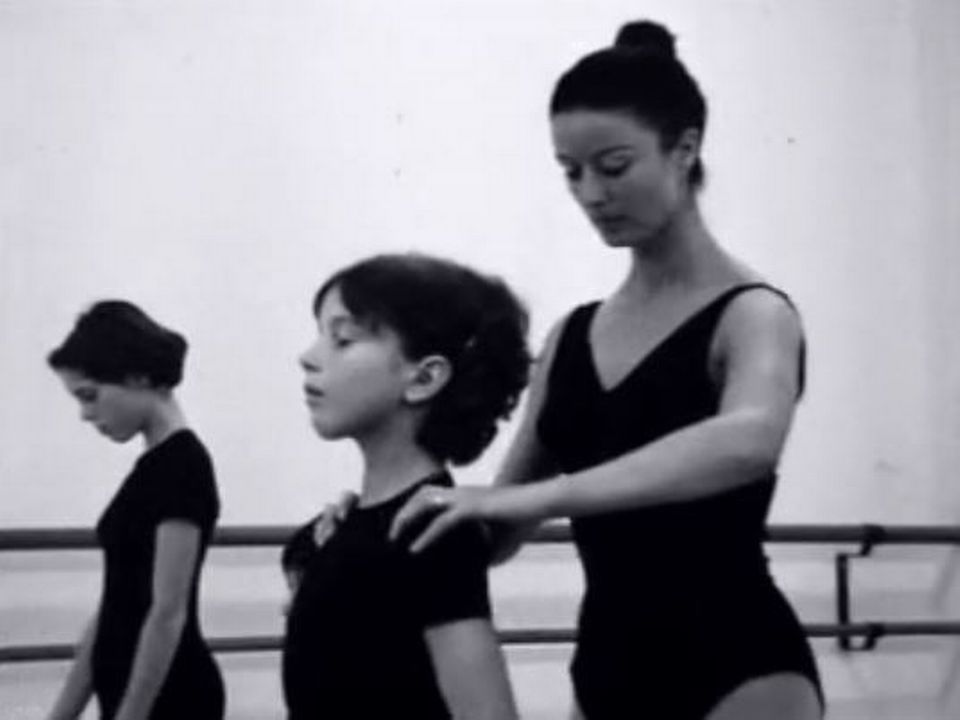 Asa Lanova à son académie de danse à Lausanne en 1969. [RTS]